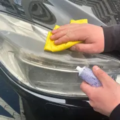 Czym wyczyścić lampy w samochodzie, aby odzyskać ich blask?