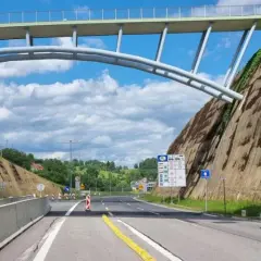 Jakie są prędkości na autostradzie w Polsce? Uniknij mandatów!
