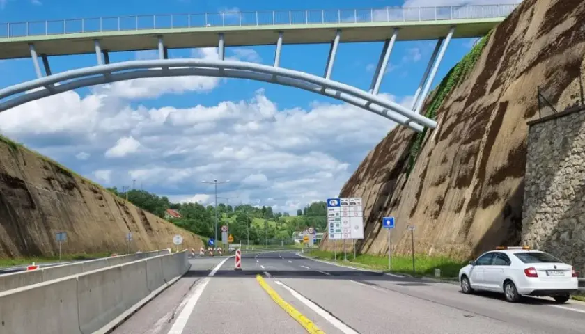 Jakie są prędkości na autostradzie w Polsce? Uniknij mandatów!